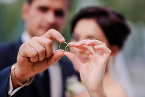Noiva noivo, segurando, mãos, em, um, anel