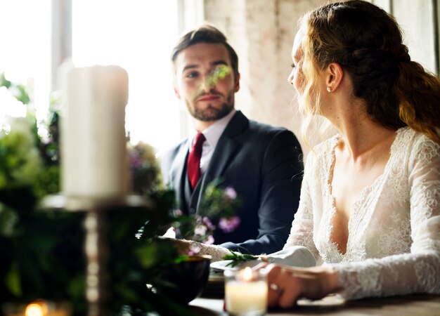 Noiva noivo, tendo, refeição, com, amigos, em, recepção casamento