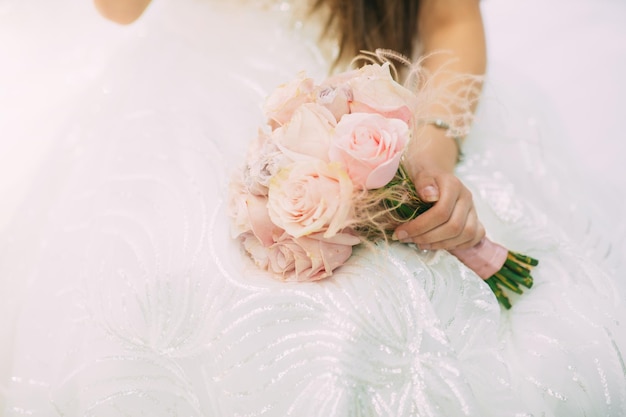 Noiva perto do arco do casamento com flores