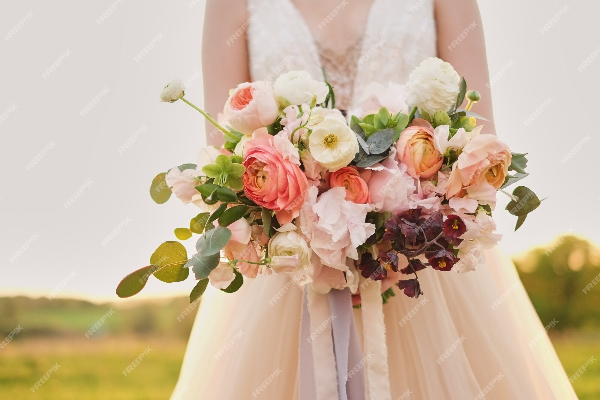 Noiva que guarda um ramalhete do casamento em cores cor-de-rosa pasteis. |  Foto Premium