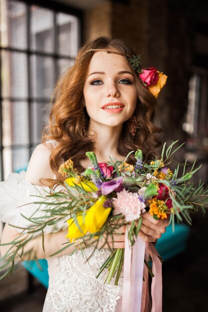 Foto noiva ruiva em vestido segurando buquê de casamento e sorrindo conceito de dia de casamento