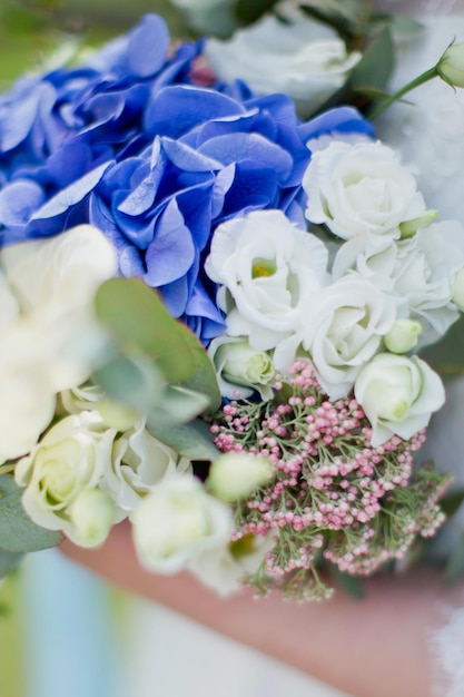 Noiva segura buquê de casamento com cala de eucalipto de hortênsia azul e eustoma