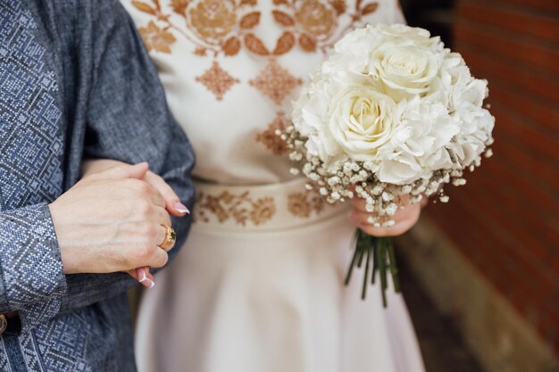 Noiva segura um buquê de casamento vestido de noiva detalhes do casamento