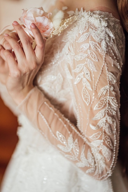 Noiva segura um buquê de casamento vestido de noiva detalhes do casamento