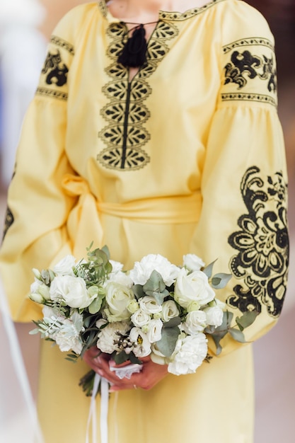 Noiva segura um buquê de casamento vestido de noiva detalhes do casamento