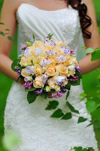 Noiva, segurando, buquê casamento