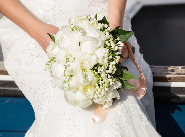 Noiva, segurando, buquê casamento