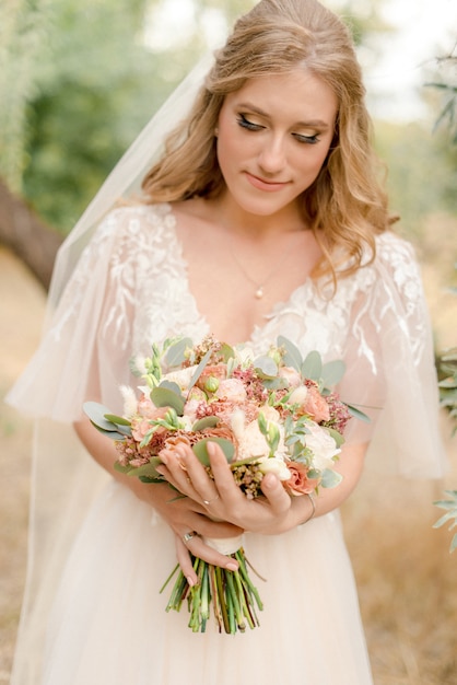 Noiva segurando buquê de casamento