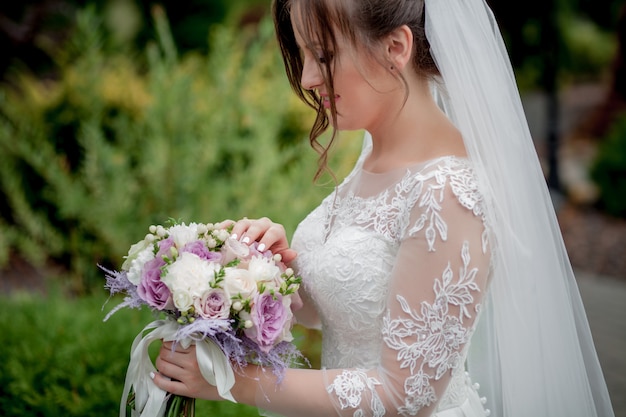 Noiva segurando o buquê de casamento moderno elegante colorido de outono. O conceito de estilo de vida e casamento