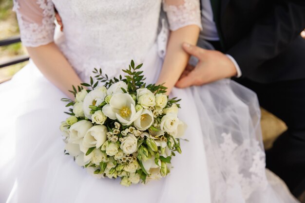 Noiva segurando o buquê de flores frescas. Conceito de casamento