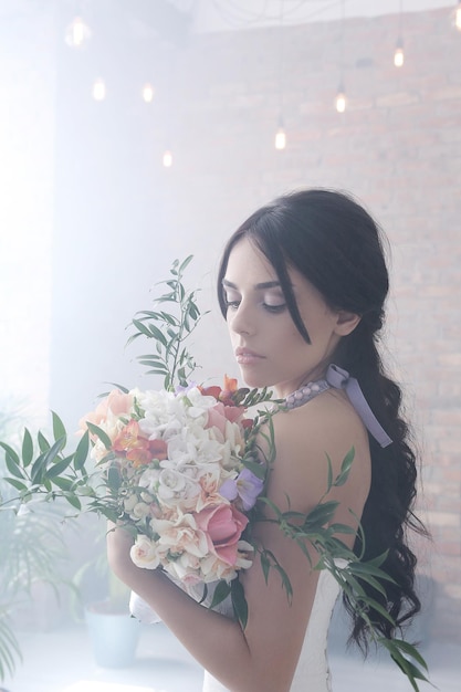 Noiva segurando um buquê de flores