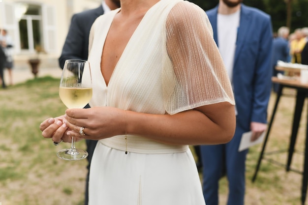 Noiva segurando uma taça de champanhe em um casamento