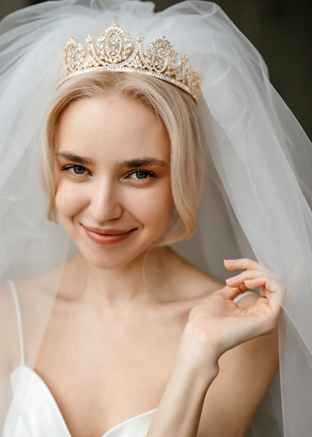 Noiva usando vestido de noiva e coroa, com véu