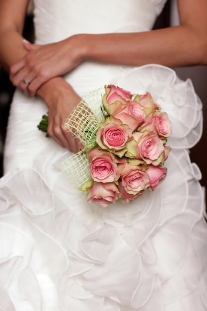 Noiva vestido de noiva branco com buquê de rosas