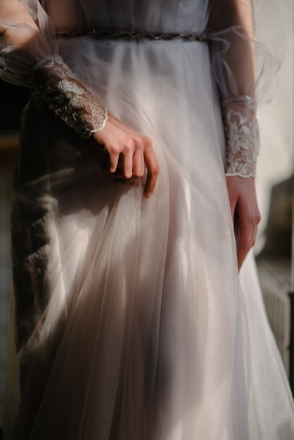 Noiva vestido de noiva branco posando dentro de casa