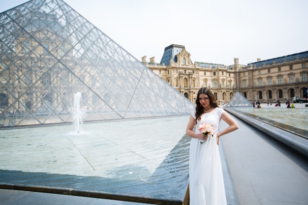 noiva vestido de noiva em paris julho louvre