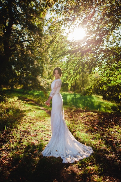 Noiva vestido de noiva em pé na floresta