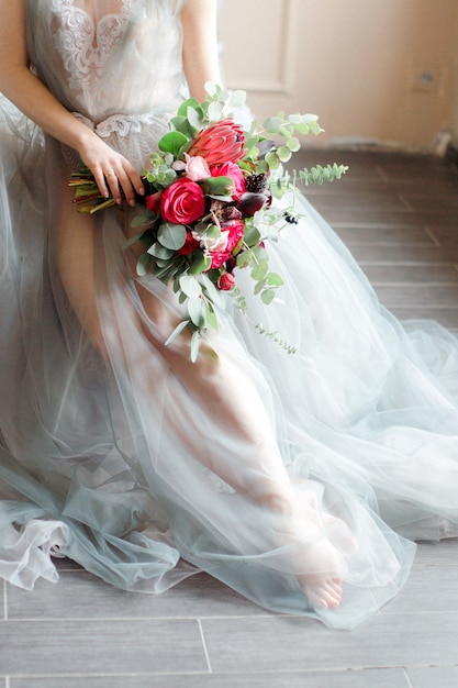 Noiva vestido de tule com buquê de casamento