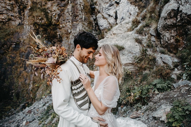 noivas incrivelmente apaixonadas abraçando beijos e posando para uma foto nas incríveis montanhas rochosas