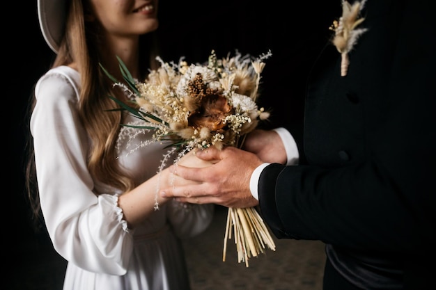 Noivas segurando um buquê nas mãos O buquê da noiva O casamento