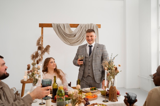 Foto noivo brindando aos convidados em seu casamento