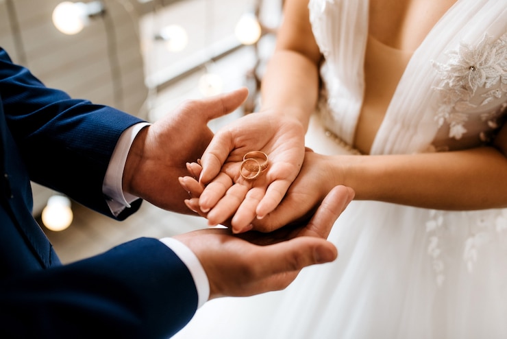 Foto noivo coloca noiva na aliança de casamento