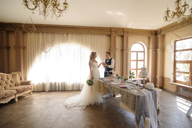 Foto noivo coloca um anel de casamento em sua noiva.