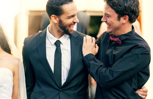Noivo de casamento e amigos com um padrinho e um homem no dia do casamento para um evento de celebração Riso feliz e tradição com um noivo e padrinho comemorando seu casamento em uma igreja