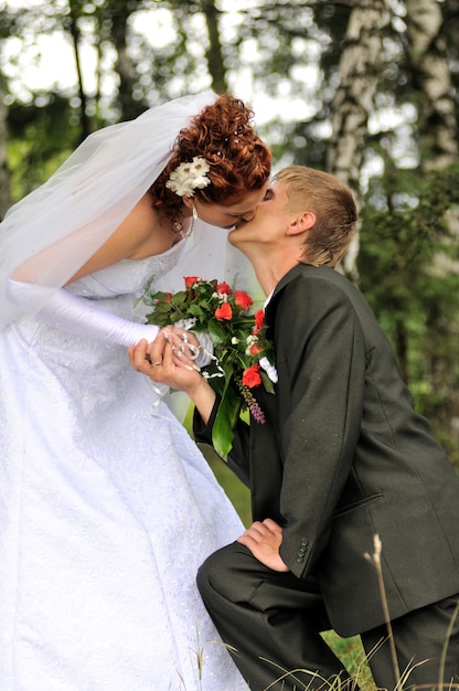 Noivo e noiva beijando