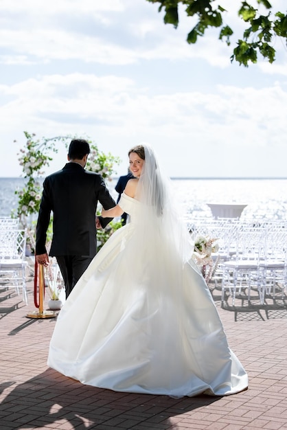 noivo e noiva na cerimonia de casamento