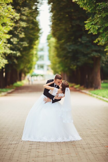 Noivo e noiva na cidade no dia do casamento