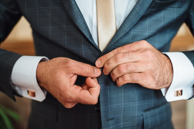 Foto noivo está se preparando de manhã em um dia de casamento