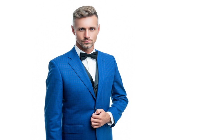 Foto noivo homem caucasiano em arco de smoking azul rico isolado no fundo branco