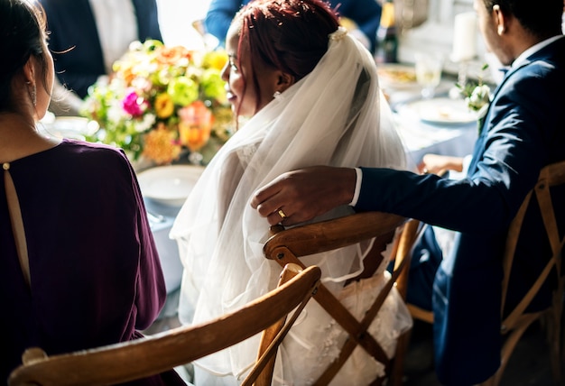 Foto noivo mão na recepção de casamento de cadeira de noiva