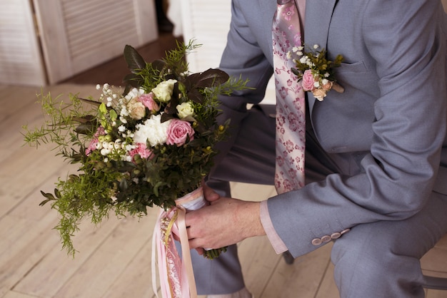 Noivo tem bouquet de noiva no casamento