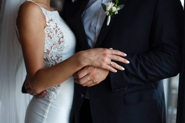 Noivos durante a cerimônia de casamento