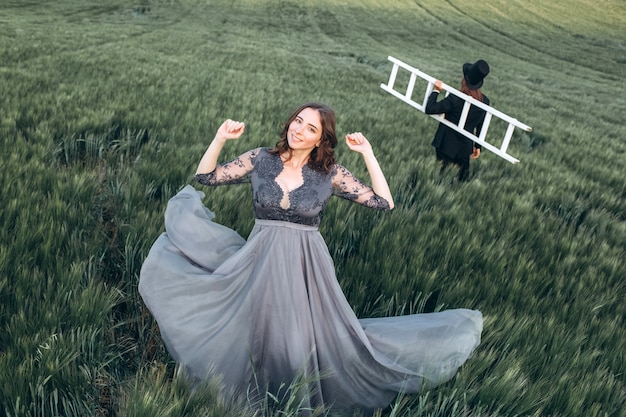 Noivos elegantes caminhando e posando em campo verde