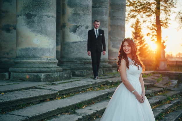 noivos felizes perto do palácio medieval no dia do casamento