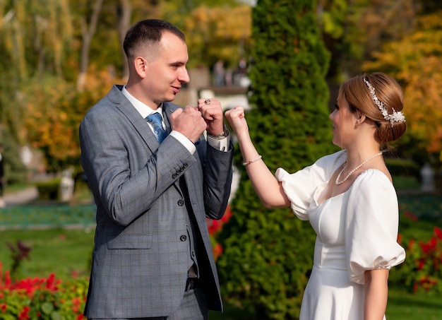 Noivos jovens e felizes no dia do casamento um casal de noivos é uma nova família. vestido de noiva