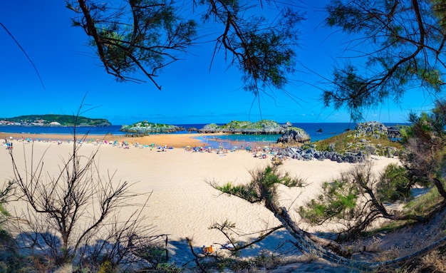 Noja Beach em Cantabria.Spain.Scenic costas e cidades costeiras no norte da Espanha.