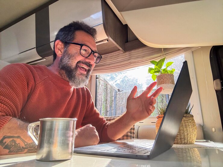 Foto un nómada digital trabajando dentro de una camioneta de viaje vehículo de estilo de vida camioneta usando computadora portátil y conexión a internet de itinerancia gente y trabajador remoto de teletrabajo vida en autocaravana moderna