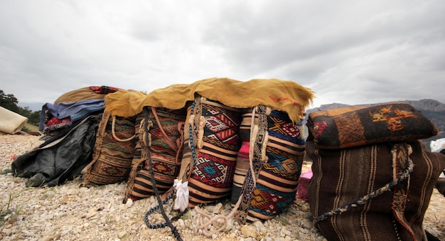 Foto nomaden setzen ihre habseligkeiten in satteltaschen, während sie sich auf die migration vorbereiten handgefertigte satteltaschen aus wolle taurusgebirge türkei