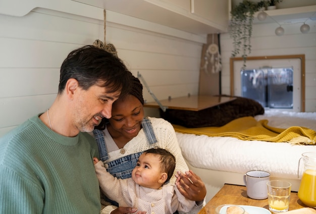 Foto nomadenfamilie, die in der natur lebt