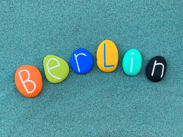 Foto nombre de la ciudad de berlín compuesto con letras de piedra de colores