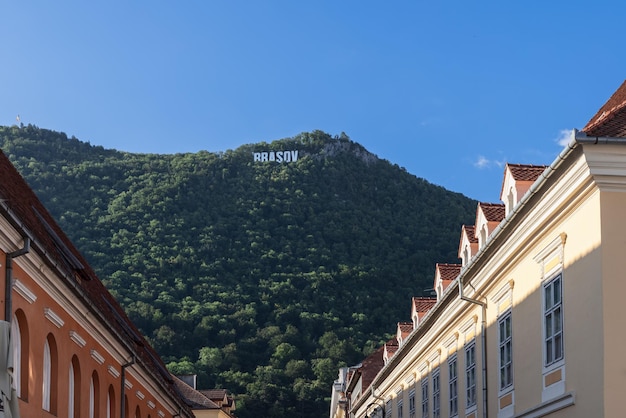 Foto nombre de la ciudad de brasov en enormes letras blancas en la cima del bosque del monte tampa signo icónico de la ciudad rumania