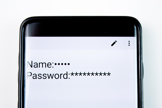 Nombre y contraseña en un teléfono inteligente en un fondo blanco aislado Contraseña y nombre de usuario en el teléfono inteligente