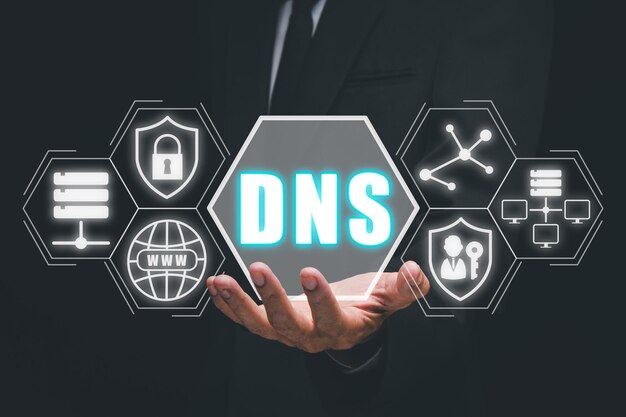 Nombre de dominio Concepto de servidor de sistema Persona con la mano sosteniendo el icono del servidor de nombre de dominio en la pantalla virtual Medios mixtos