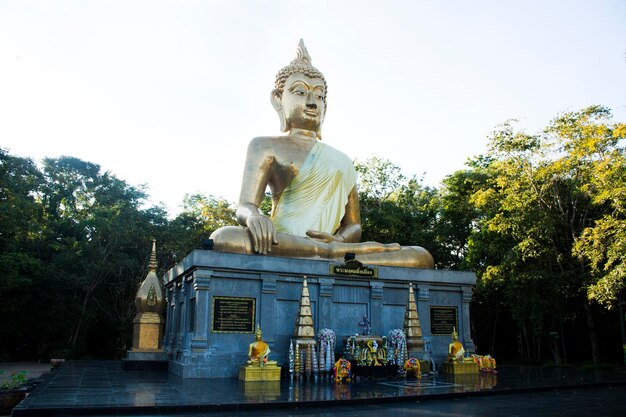 Nombre de la estatua de Buda grande de oro Phra Mongkol Ming Muang para que la gente respete la oración y visite el jardín de Buda el 18 de septiembre de 2017 en Amnat Charoen Tailandia