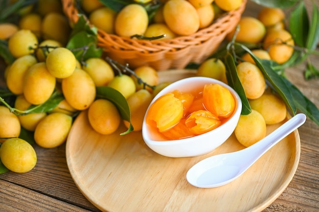 Nombre de la fruta tropical en Tailandia ciruela mariana amarilla dulce Maprang Plango o Mayong chid Postre dulce fruta de ciruela mariana en un tazón para comida y fondo de madera