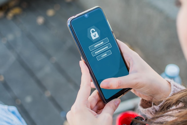 Nombre de usuario y contraseña para iniciar sesión en el concepto de seguridad cibernética de la pantalla del teléfono celular Protección de datos